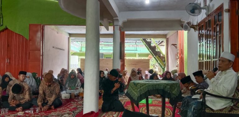 Pembina YPPNH K.H. Affandi BA memberikan tausiyah sekaligus bimbingan dalam acara halal bihalal keluarga besar Yayasan PPNH Sukaraja, Kabupaten OKU Timur Kamis (10/4/2025).