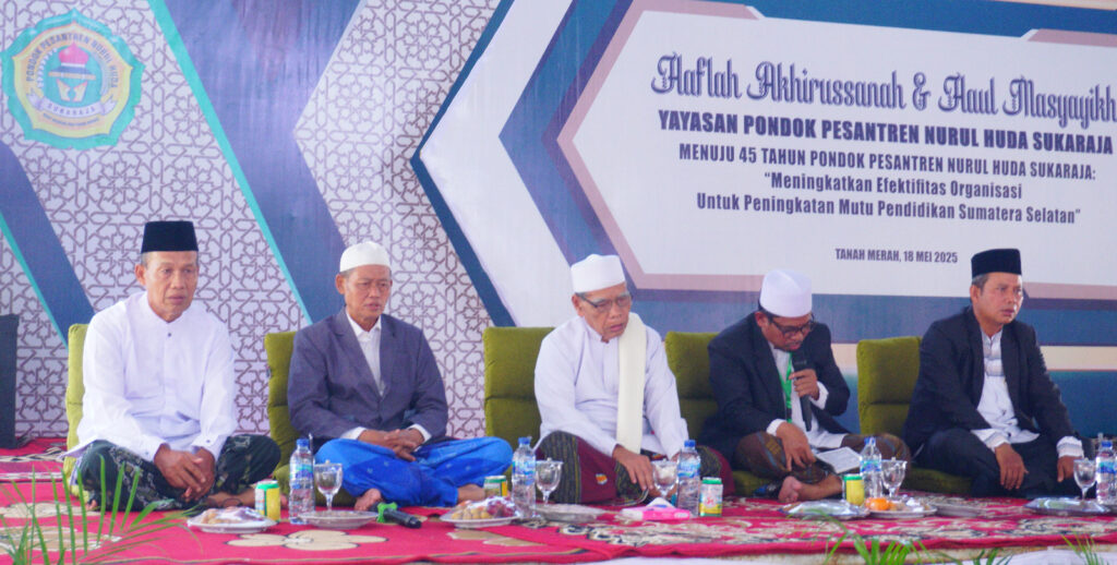 Pembinan YPPNH Sukaraja KH. Afandi, BA, Ketua YPPNH Nurul Huda Drs. KH. M. Tasdiq, M.Pd.I, Rektor Universitas Nurul Huda Dr. H. Imam Rodin, M.Pd, dan sejumlah pengurus di lingkungan YPPNH Sukaraja hadir adalam acara Haflah Akhirussanah dan Haul Masyayikh.