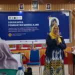 Dr. Das Salirawati, M.Si dari Universitas Negeri Yogyakarta selaku narasumber memberikan materi Lokakarya kepada peserta. Foto: NHMC