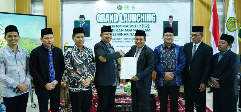 Dirjen Pendis Kemang RI Prof. Dr. Amien Suyitno, M.Ag menyerahkan Serahkan SK Izin Operasional Program Magister PAI UNUHA kepada Rektor UNUHA Dr. H. Imam Rodin, M.Pd. Foto: MHMC